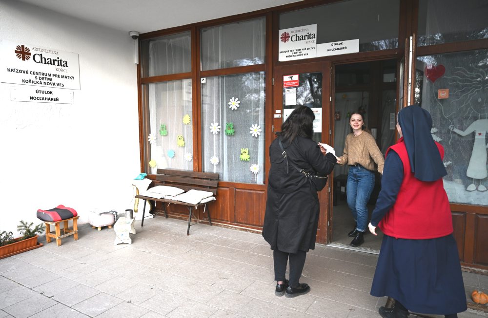 Dobrovoľníci26: Doučovanie v krízovom centre ACHK pomáha s učivom aj sebadôverou