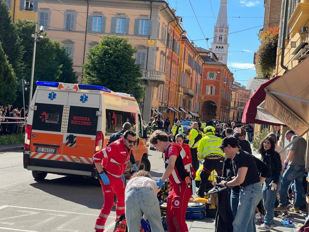 V Modene utrpelo zranenia 7 ľudí, keď vodič vyšiel autom na chodník