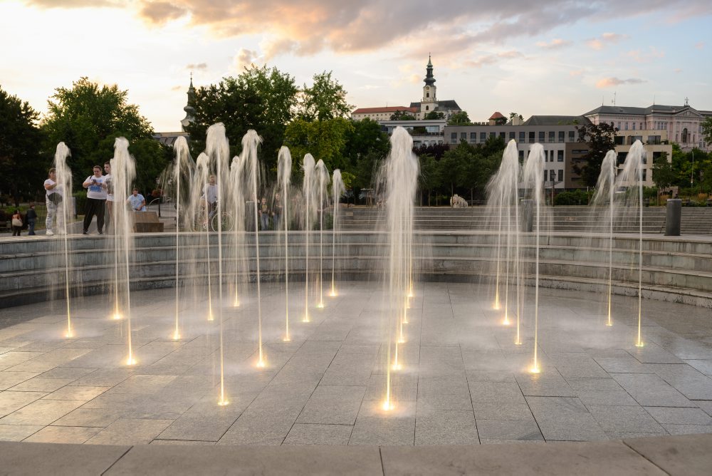 Fontána na Svätoplukovom námestí v Nitre je po dvoch rokoch opäť v prevádzke