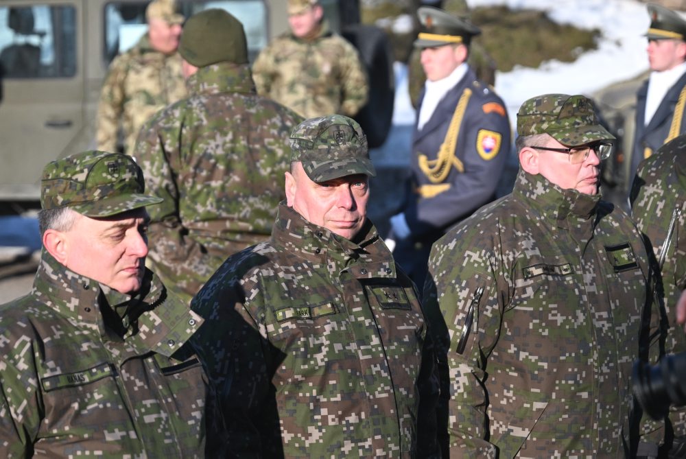Pietny akt kladenia vencov pri príležitosti Dňa pamiatky obetiam služby vlasti a 20. výročia leteckého nešťastia pri obci Hejce za účasti prezidenta SR, členov vlády a generality Ozbrojených síl SR