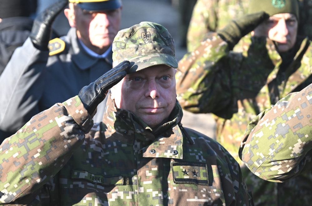 Pietny akt kladenia vencov pri príležitosti Dňa pamiatky obetiam služby vlasti a 20. výročia leteckého nešťastia pri obci Hejce za účasti prezidenta SR, členov vlády a generality Ozbrojených síl SR