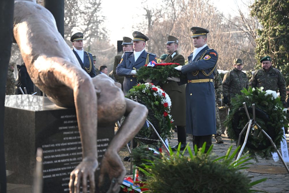 Pietny akt kladenia vencov pri príležitosti Dňa pamiatky obetiam služby vlasti a 20. výročia leteckého nešťastia pri obci Hejce za účasti prezidenta SR, členov vlády a generality Ozbrojených síl SR
