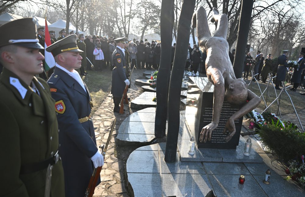 Pietny akt kladenia vencov pri príležitosti Dňa pamiatky obetiam služby vlasti a 20. výročia leteckého nešťastia pri obci Hejce za účasti prezidenta SR, členov vlády a generality Ozbrojených síl SR
