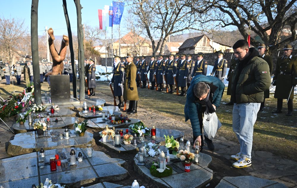 Pietny akt kladenia vencov pri príležitosti Dňa pamiatky obetiam služby vlasti a 20. výročia leteckého nešťastia pri obci Hejce za účasti prezidenta SR, členov vlády a generality Ozbrojených síl SR