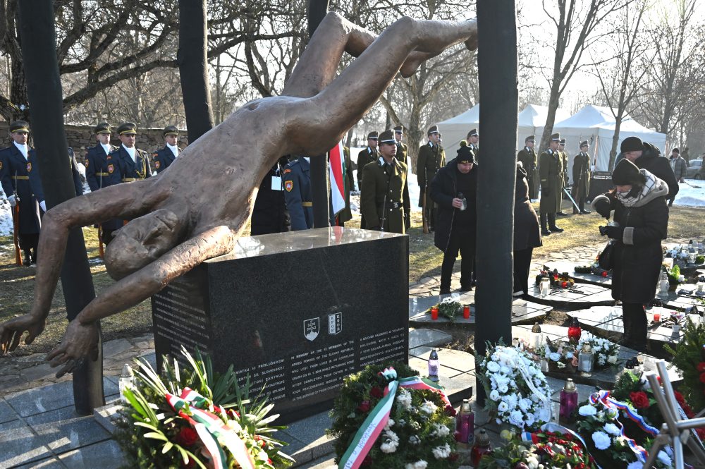 Pietny akt kladenia vencov pri príležitosti Dňa pamiatky obetiam služby vlasti a 20. výročia leteckého nešťastia pri obci Hejce za účasti prezidenta SR, členov vlády a generality Ozbrojených síl SR