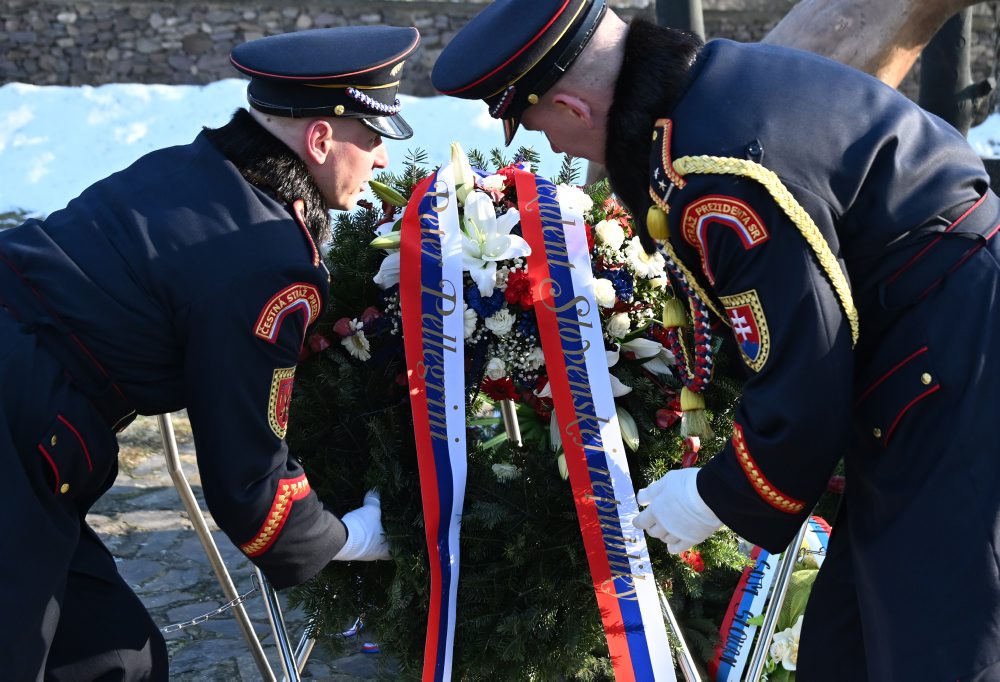 Pietny akt kladenia vencov pri príležitosti Dňa pamiatky obetiam služby vlasti a 20. výročia leteckého nešťastia pri obci Hejce za účasti prezidenta SR, členov vlády a generality Ozbrojených síl SR