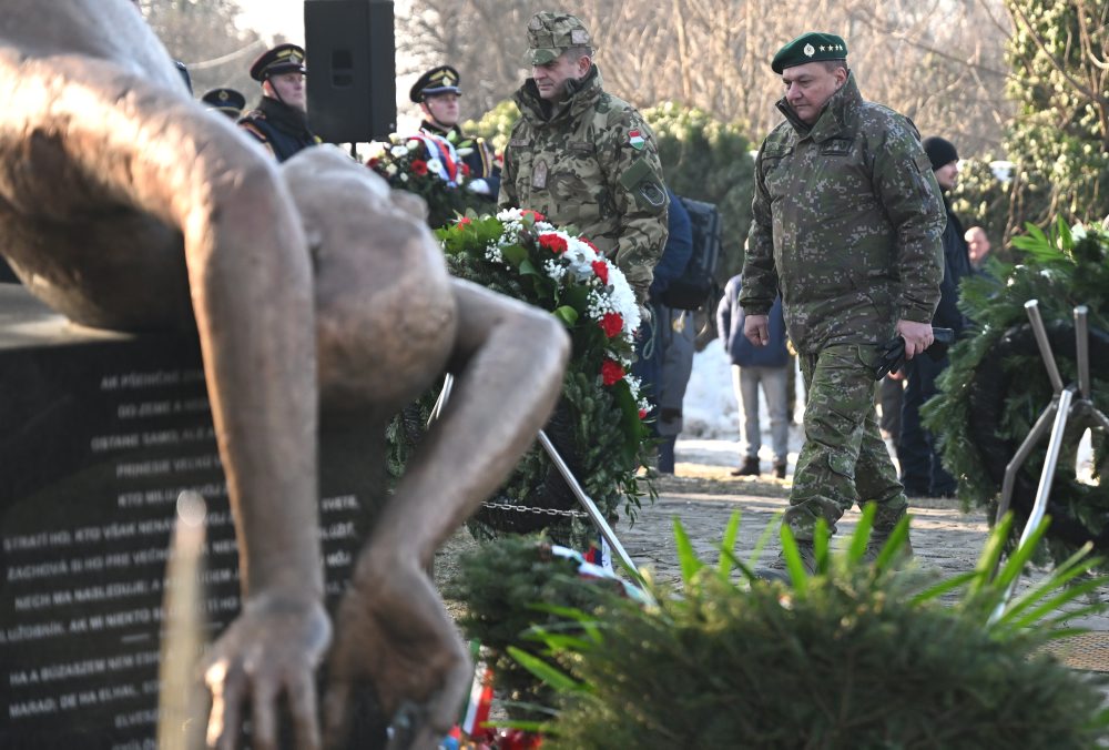 Pietny akt kladenia vencov pri príležitosti Dňa pamiatky obetiam služby vlasti a 20. výročia leteckého nešťastia pri obci Hejce za účasti prezidenta SR, členov vlády a generality Ozbrojených síl SR