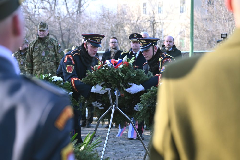 Pietny akt kladenia vencov pri príležitosti Dňa pamiatky obetiam služby vlasti a 20. výročia leteckého nešťastia pri obci Hejce za účasti prezidenta SR, členov vlády a generality Ozbrojených síl SR
