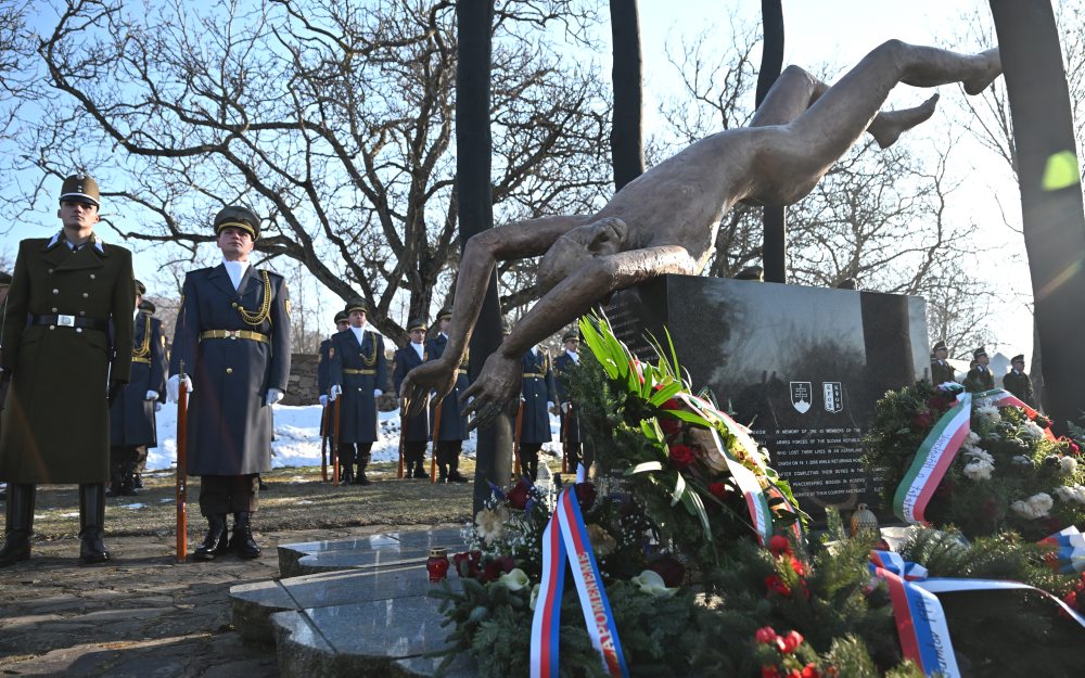 Pietny akt kladenia vencov pri príležitosti Dňa pamiatky obetiam služby vlasti a 20. výročia leteckého nešťastia pri obci Hejce za účasti prezidenta SR, členov vlády a generality Ozbrojených síl SR