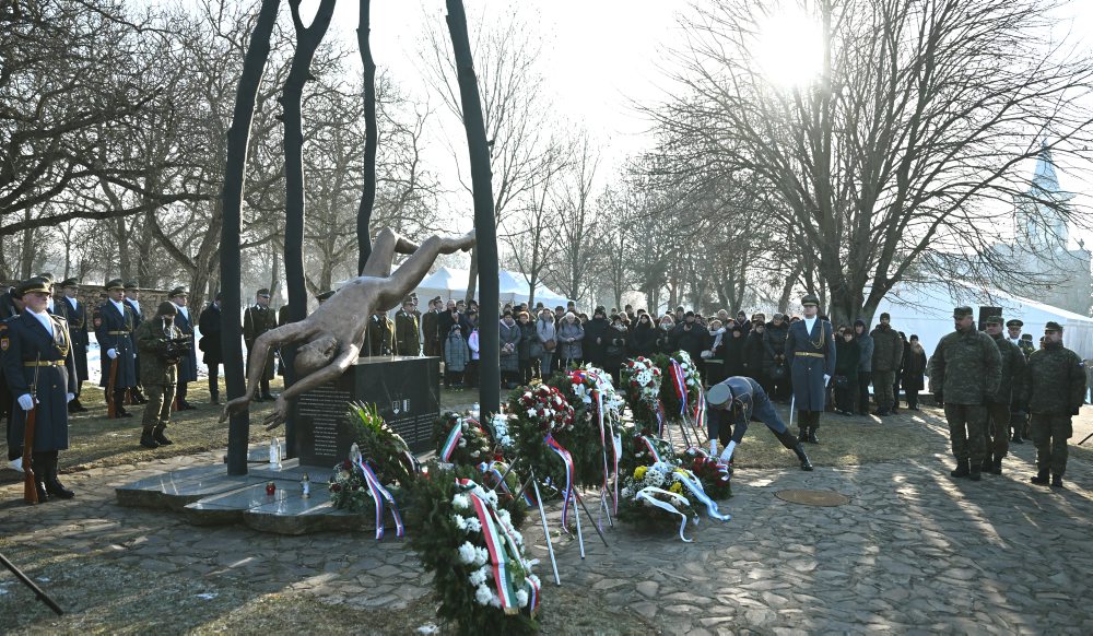 Pietny akt kladenia vencov pri príležitosti Dňa pamiatky obetiam služby vlasti a 20. výročia leteckého nešťastia pri obci Hejce za účasti prezidenta SR, členov vlády a generality Ozbrojených síl SR