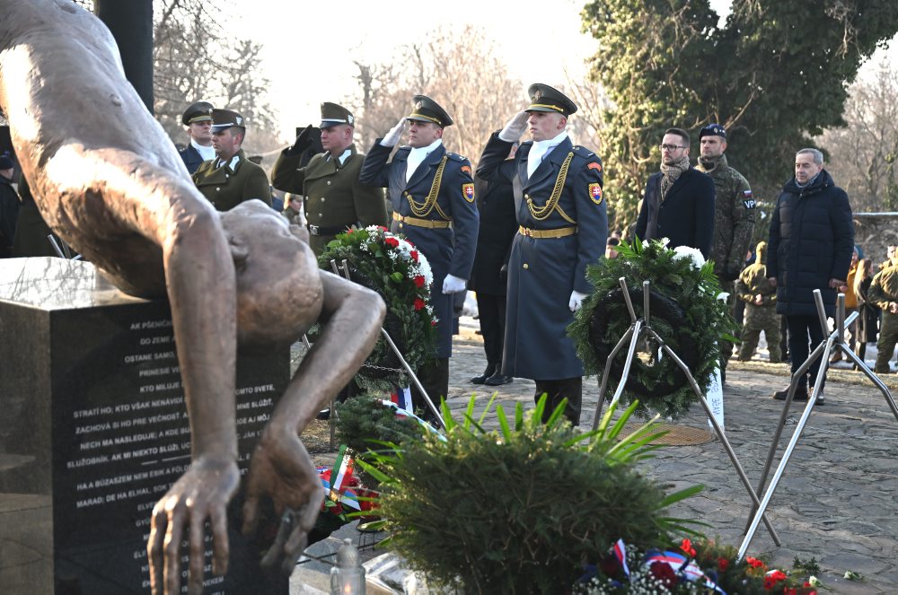Pietny akt kladenia vencov pri príležitosti Dňa pamiatky obetiam služby vlasti a 20. výročia leteckého nešťastia pri obci Hejce za účasti prezidenta SR, členov vlády a generality Ozbrojených síl SR
