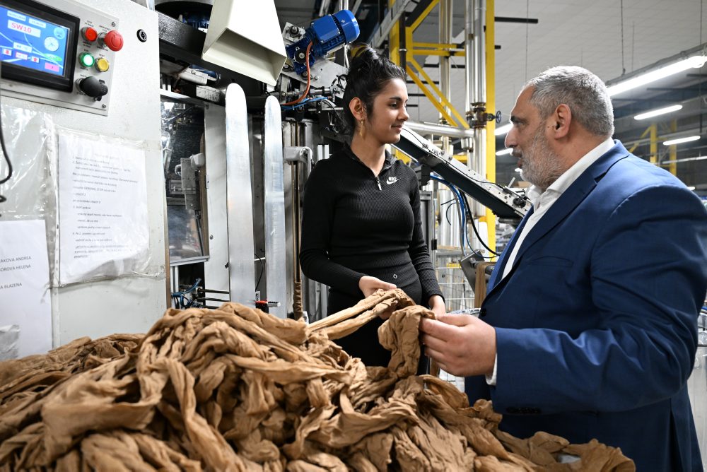Splnomocnenec vlády SR pre rómske komunity Alexander Daško navštívil spoločnosť Linora v obci Hencovce