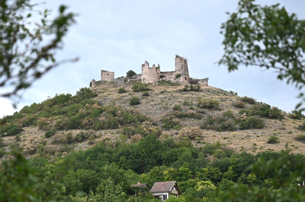 Obnova Turnianskeho hradu v rámci projektu Ľudia a hrady v obci Turňa nad Bodvou