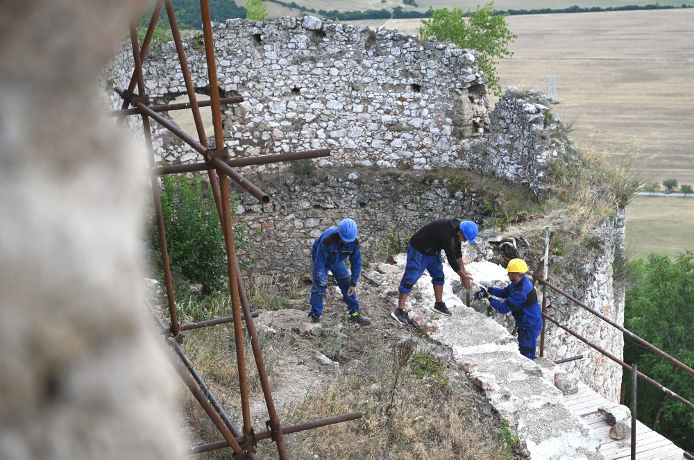 Obnova Turnianskeho hradu v rámci projektu Ľudia a hrady v obci Turňa nad Bodvou