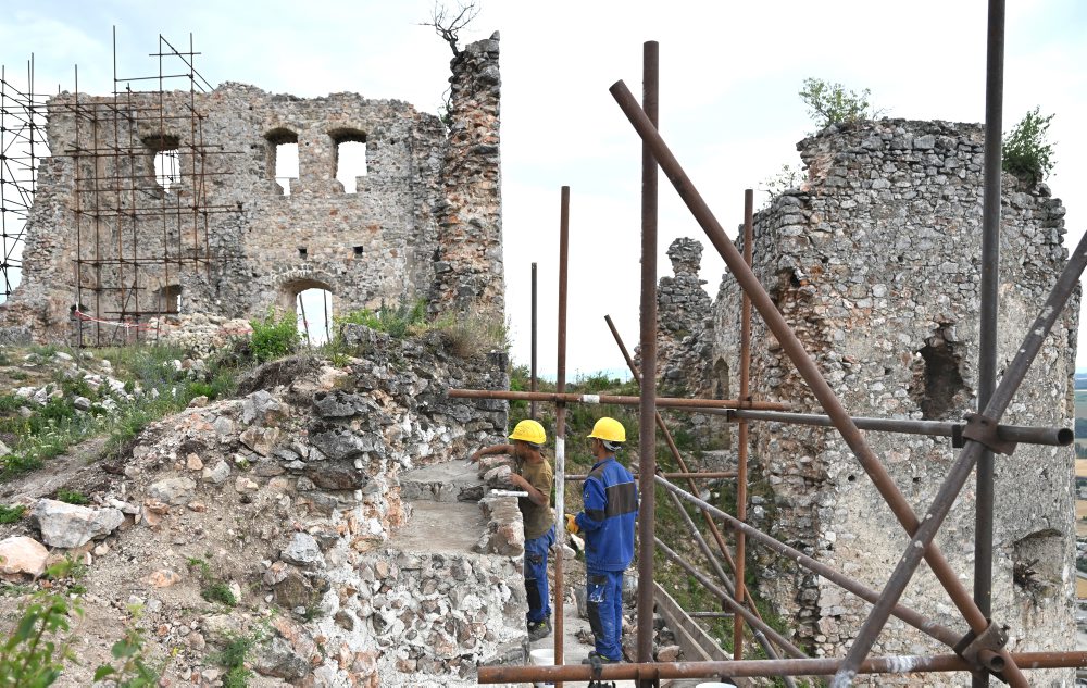 Obnova Turnianskeho hradu v rámci projektu Ľudia a hrady v obci Turňa nad Bodvou