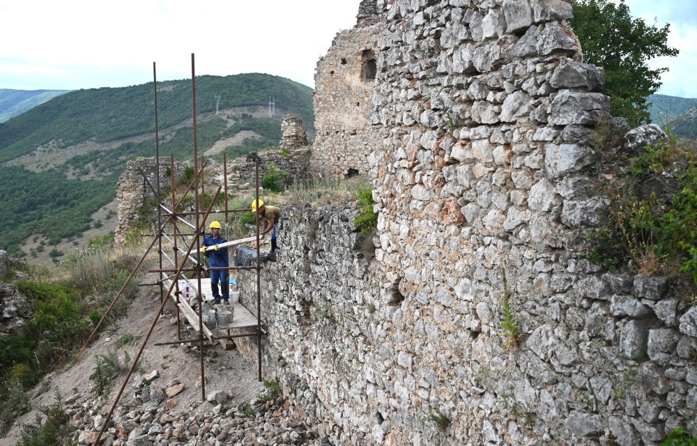 Obnova Turnianskeho hradu v rámci projektu Ľudia a hrady v obci Turňa nad Bodvou