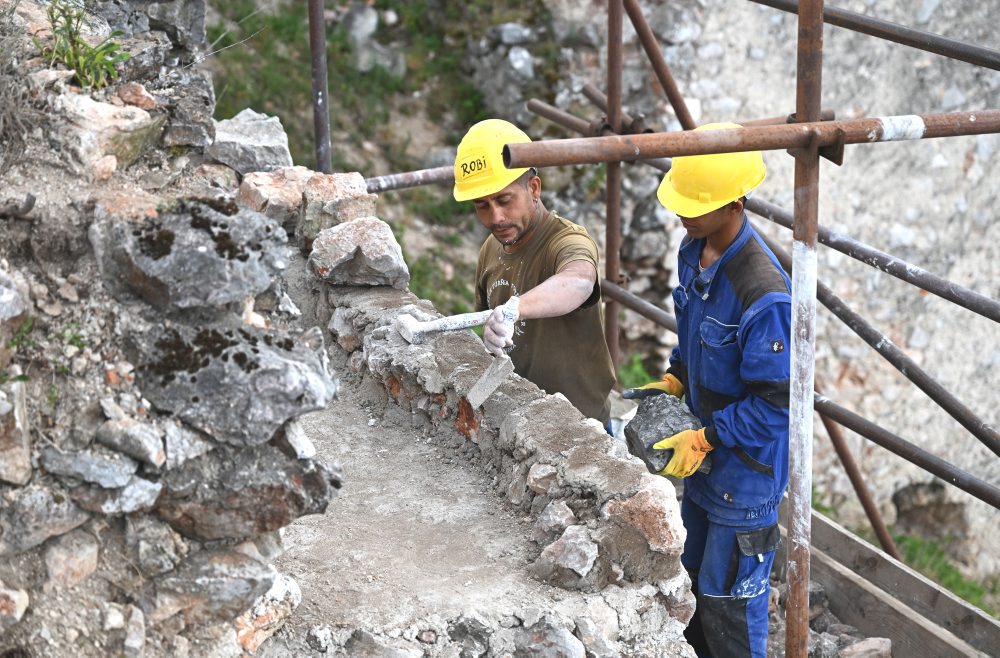 Obnova Turnianskeho hradu v rámci projektu Ľudia a hrady v obci Turňa nad Bodvou