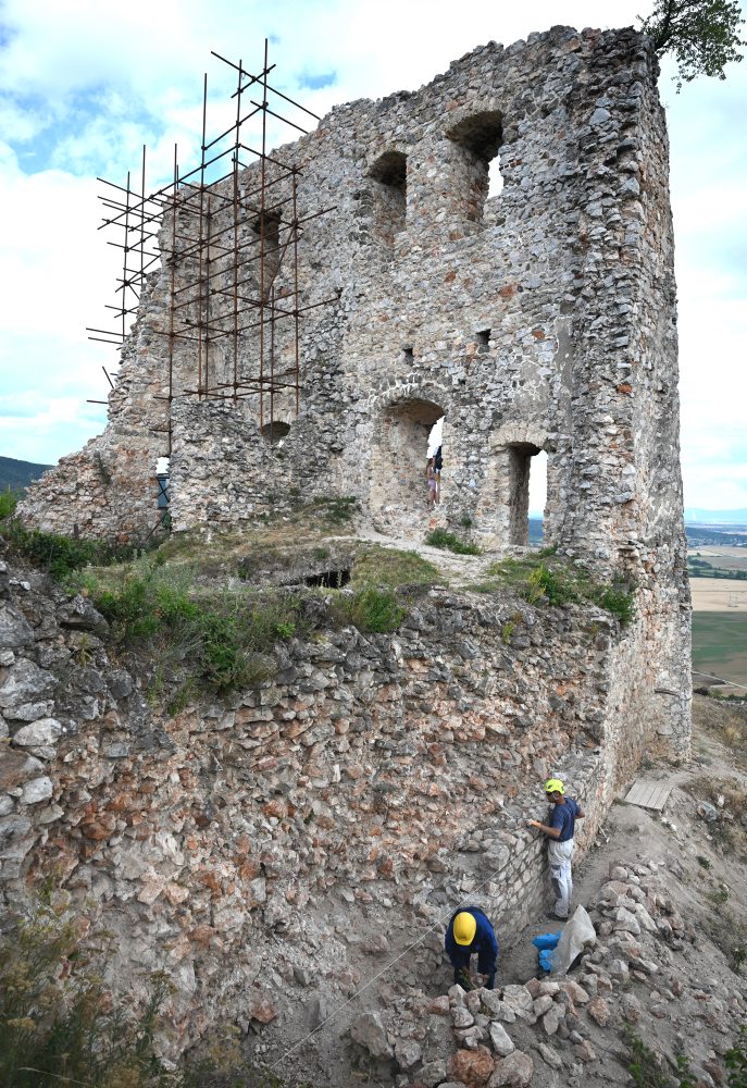 Obnova Turnianskeho hradu v rámci projektu Ľudia a hrady v obci Turňa nad Bodvou