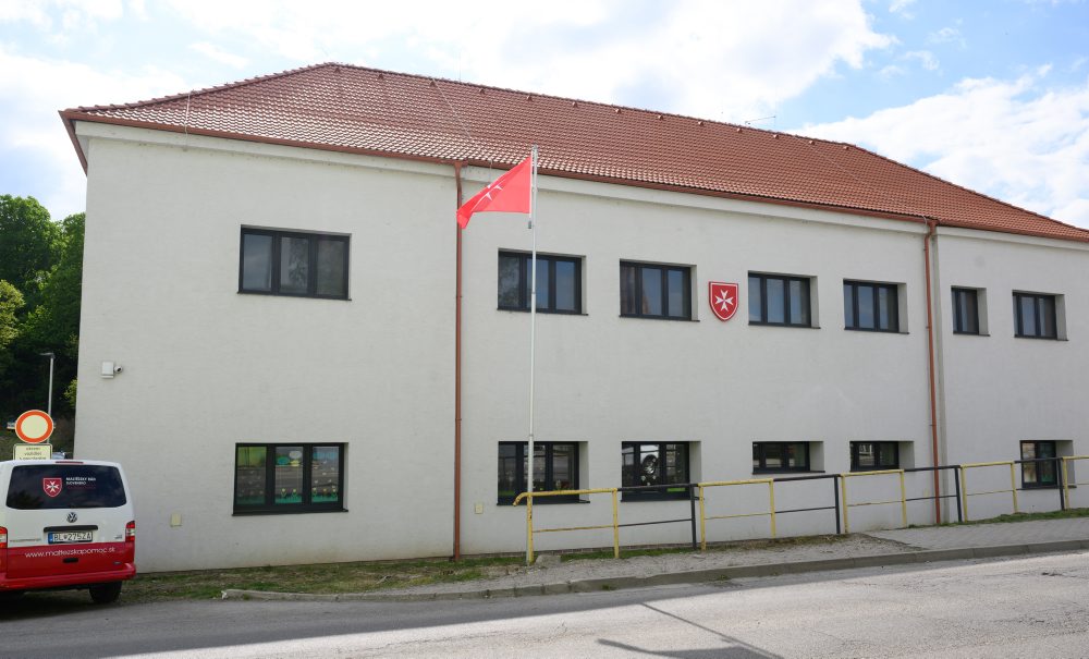 Prezident odhalil s veľmajstrom Maltézskeho rádu pamätnú tabuľu v Topoľčanoch