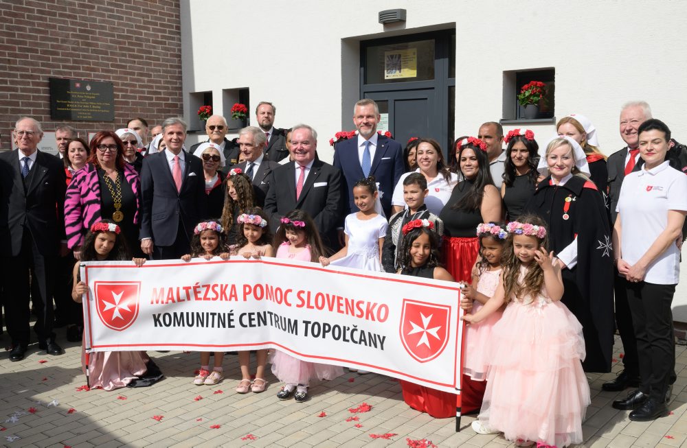 Prezident odhalil s veľmajstrom Maltézskeho rádu pamätnú tabuľu v Topoľčanoch