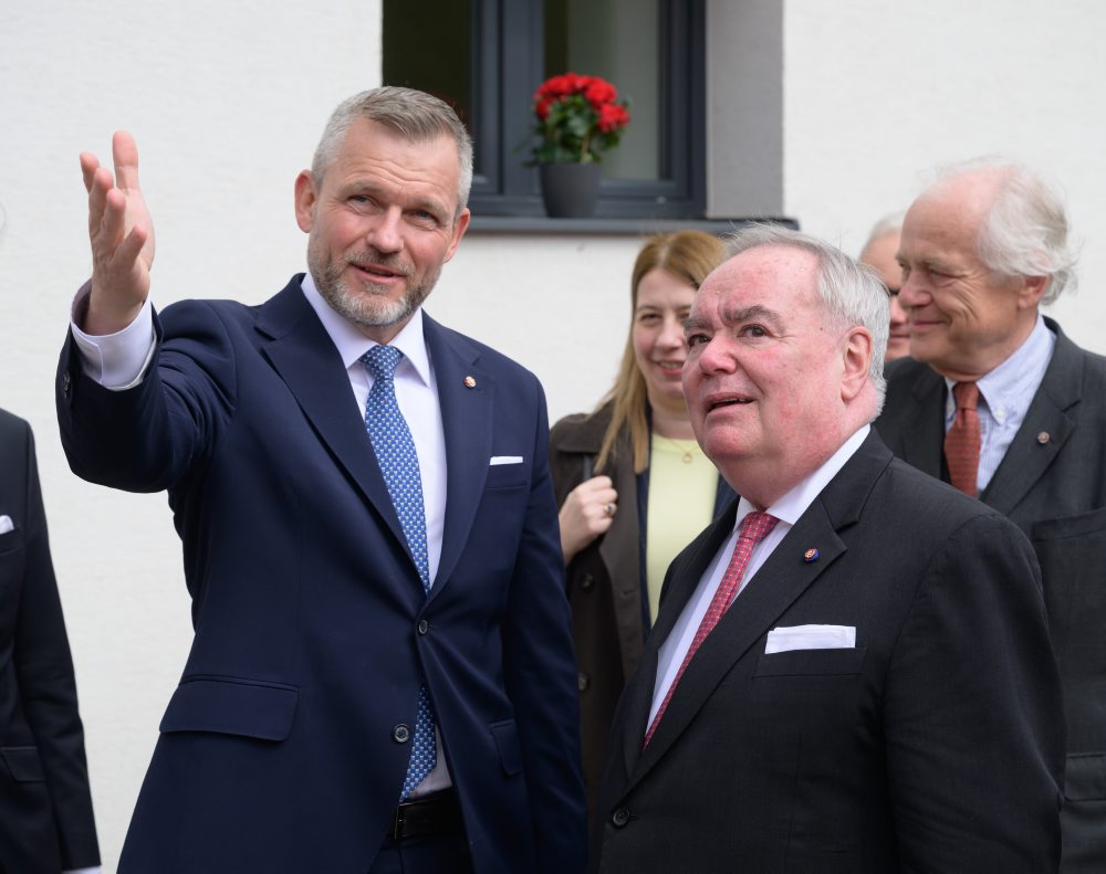 Prezident odhalil s veľmajstrom Maltézskeho rádu pamätnú tabuľu v Topoľčanoch