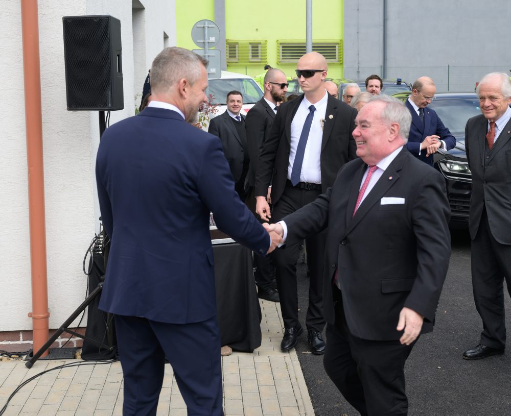 Prezident odhalil s veľmajstrom Maltézskeho rádu pamätnú tabuľu v Topoľčanoch