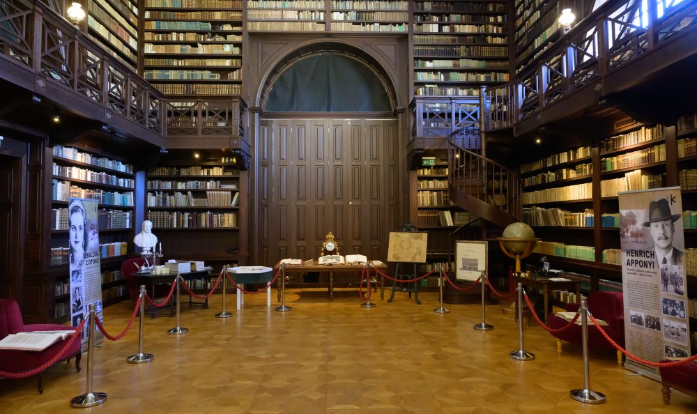 Aponiovská knižnica v Oponiciach predstavuje verejnosti vzácne tlače zo 16. storočia.