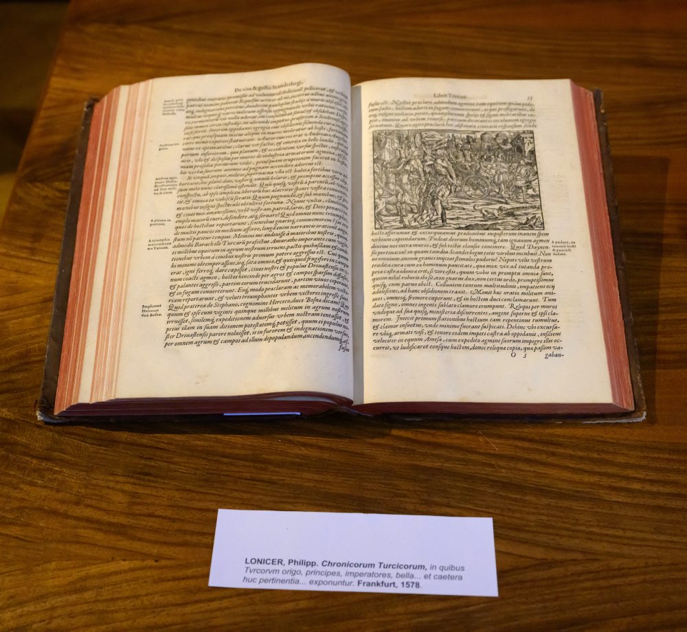 Aponiovská knižnica v Oponiciach predstavuje verejnosti vzácne tlače zo 16. storočia.