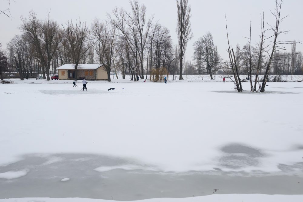 Korčuľovanie na zamrznutom jazierku v parku na Sihoti v centre Nitry