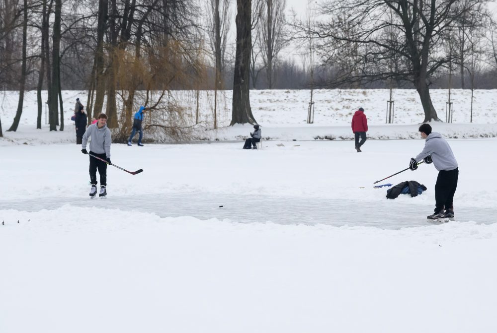 Korčuľovanie na zamrznutom jazierku v parku na Sihoti v centre Nitry