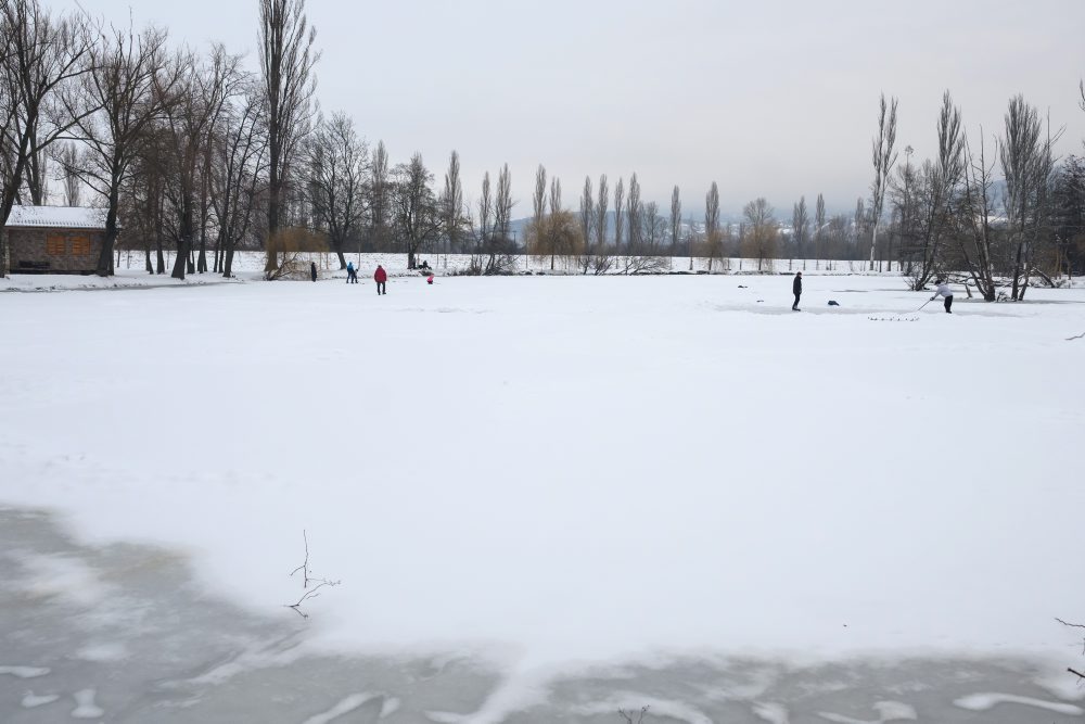 Korčuľovanie na zamrznutom jazierku v parku na Sihoti v centre Nitry