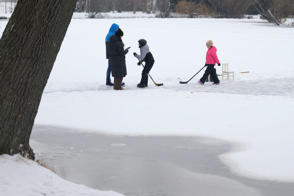Korčuľovanie na zamrznutom jazierku v parku na Sihoti v centre Nitry