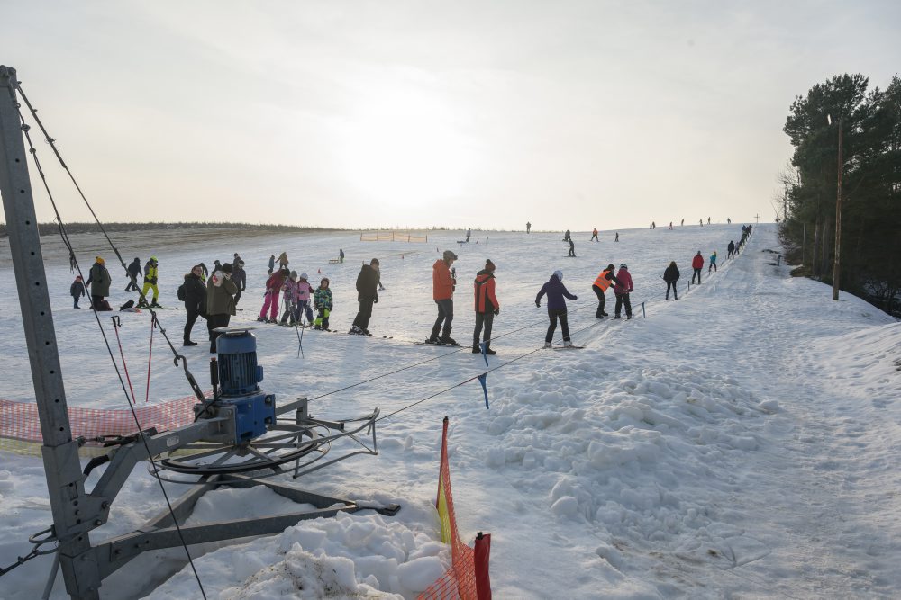 Lyžovačka a sánkovačka na najnižšie položenom lyžiarskom svahu na Slovensku v obci Čechy