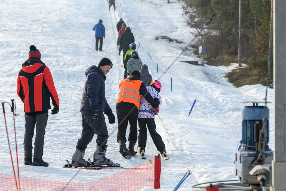 Lyžovačka a sánkovačka na najnižšie položenom lyžiarskom svahu na Slovensku v obci Čechy