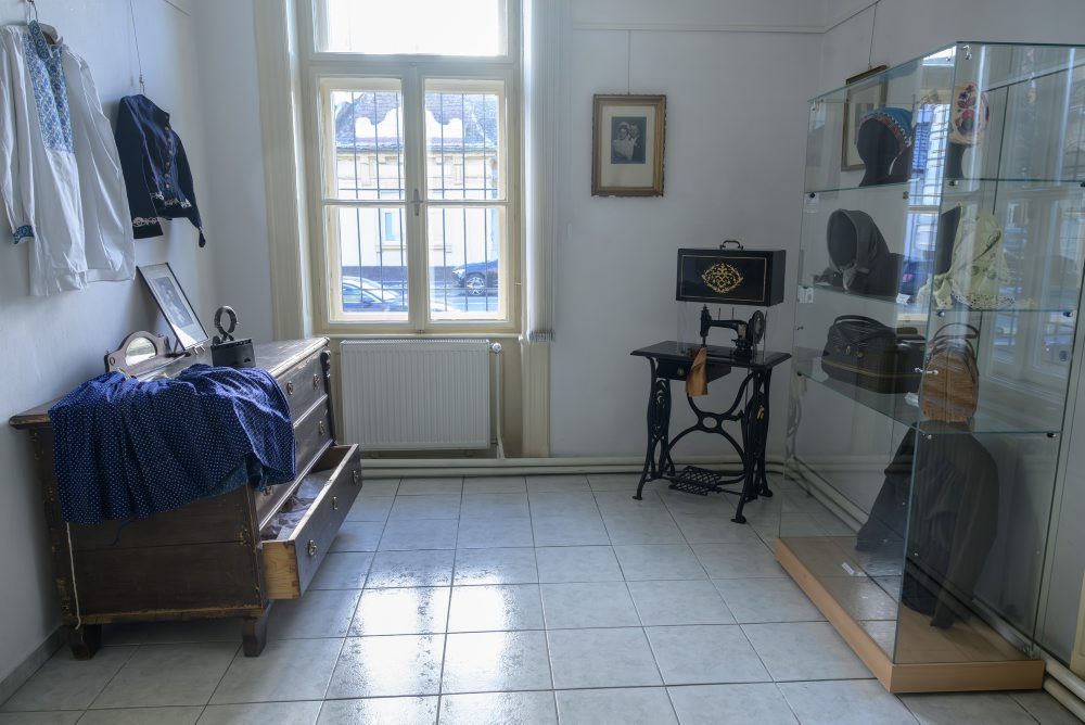 Výstava dobových odevov v Tribečskom múzeu v Topoľčanoch 