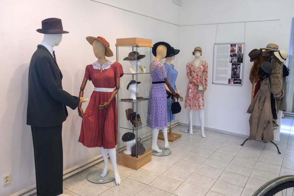 Výstava dobových odevov v Tribečskom múzeu v Topoľčanoch 