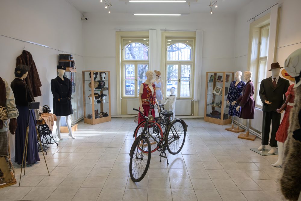 Výstava dobových odevov v Tribečskom múzeu v Topoľčanoch 