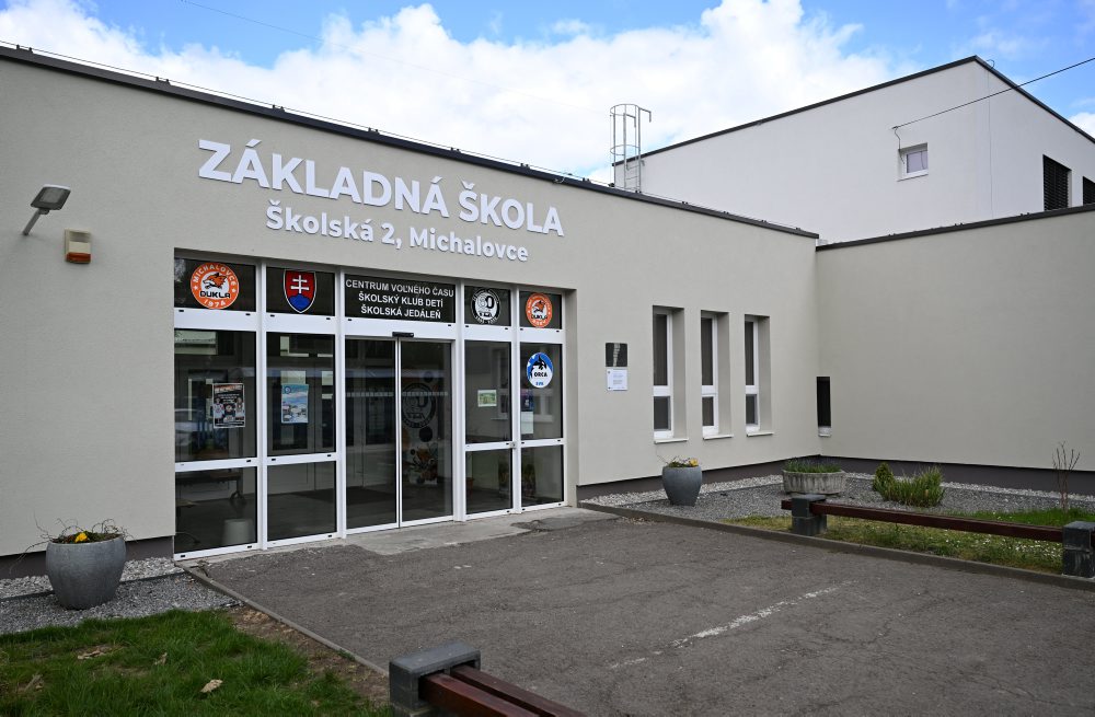 Zrekonštruovaná budova Základnej školy na Školskej 2 v Michalovciach