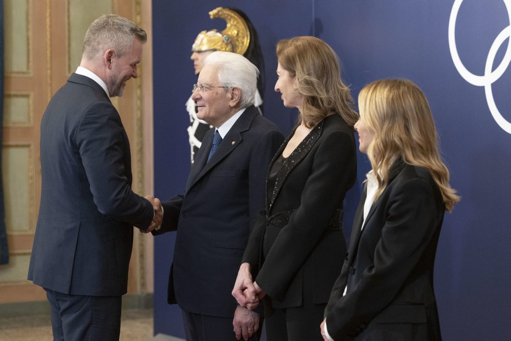 Slovenský prezident peter Pellegrini, ktorého víta taliansky prezdient pred otváracím ceremoniálom v Miláne 