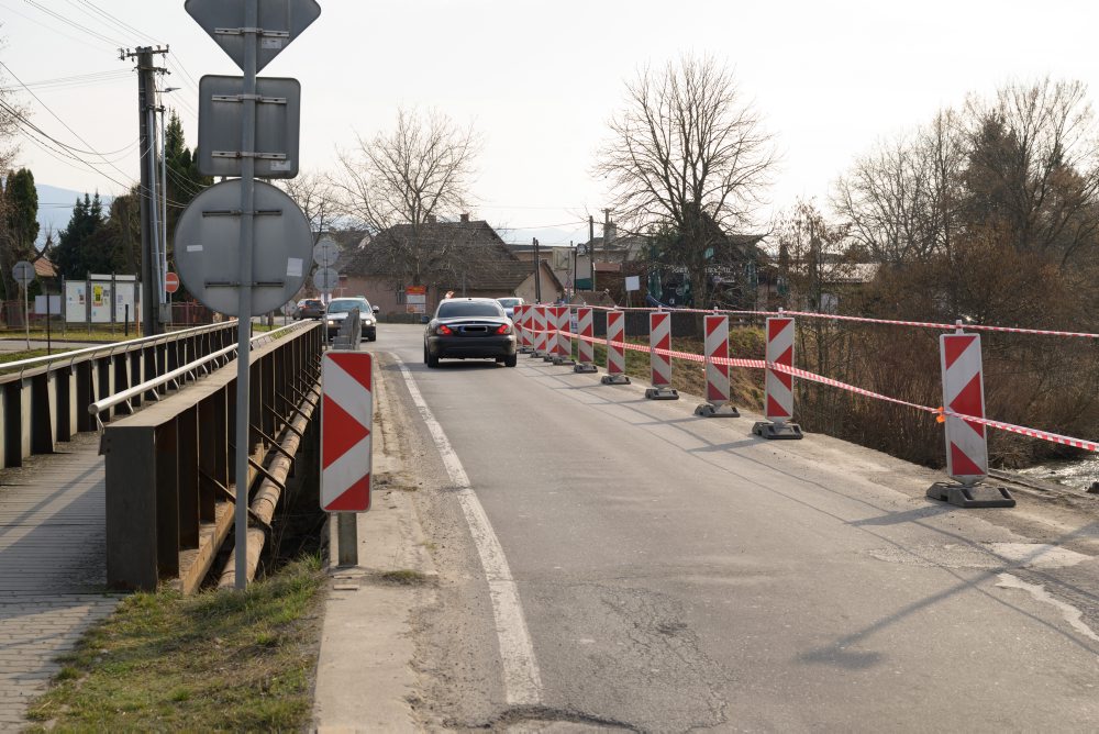 V Opatovciach nad Nitrou sa do rieky zrútila časť mostnej konštrukcie