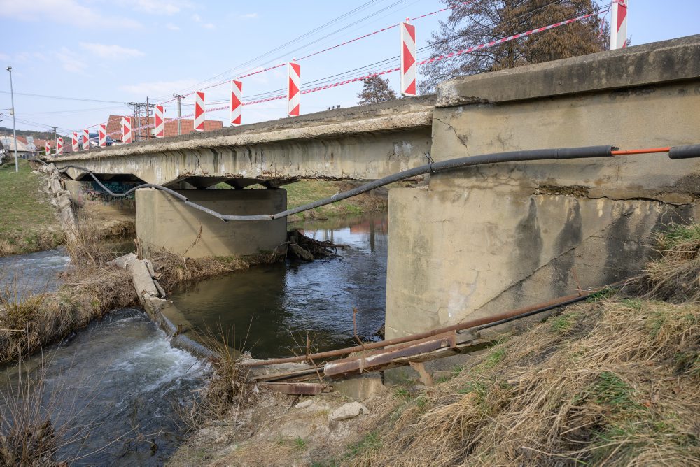 V Opatovciach nad Nitrou sa do rieky zrútila časť mostnej konštrukcie