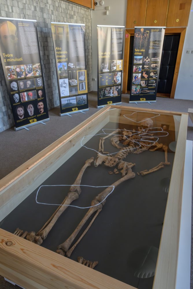 Ponitrianske múzeum v Nitre pripravilo výstavu, ktorá predstavuje výsledky prvého archeologického výskumu historickej šibenice v Holíči s názvom Tí, ktorí zhrešili