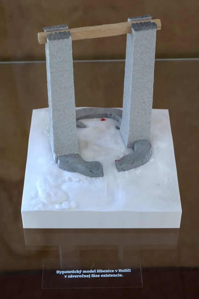 Ponitrianske múzeum v Nitre pripravilo výstavu, ktorá predstavuje výsledky prvého archeologického výskumu historickej šibenice v Holíči s názvom Tí, ktorí zhrešili