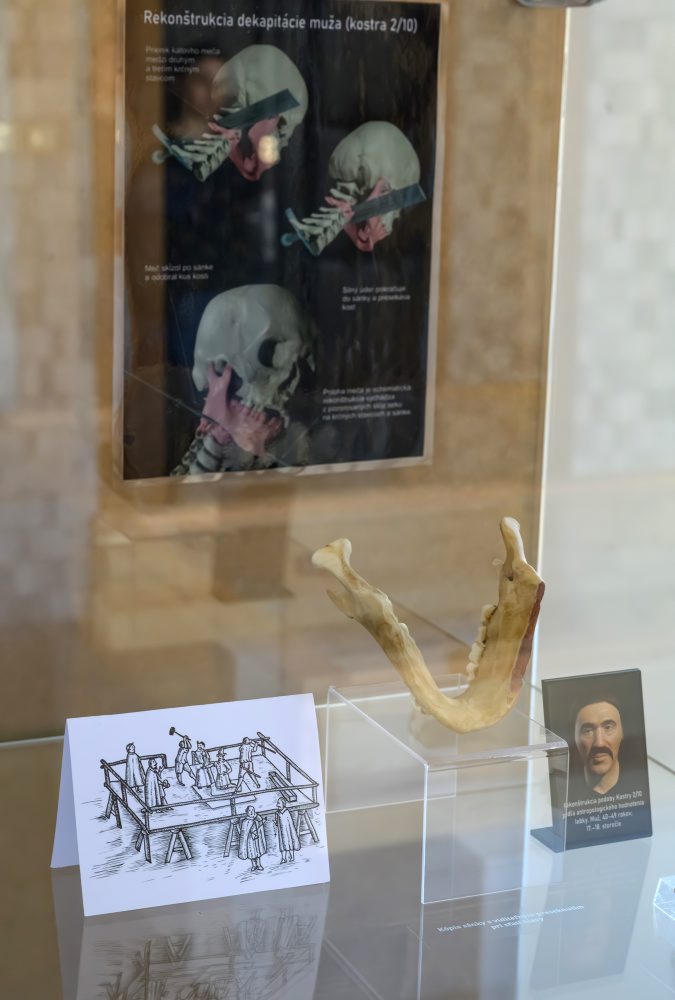 Ponitrianske múzeum v Nitre pripravilo výstavu, ktorá predstavuje výsledky prvého archeologického výskumu historickej šibenice v Holíči s názvom Tí, ktorí zhrešili