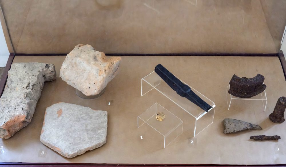 Ponitrianske múzeum v Nitre pripravilo výstavu, ktorá predstavuje výsledky prvého archeologického výskumu historickej šibenice v Holíči s názvom Tí, ktorí zhrešili