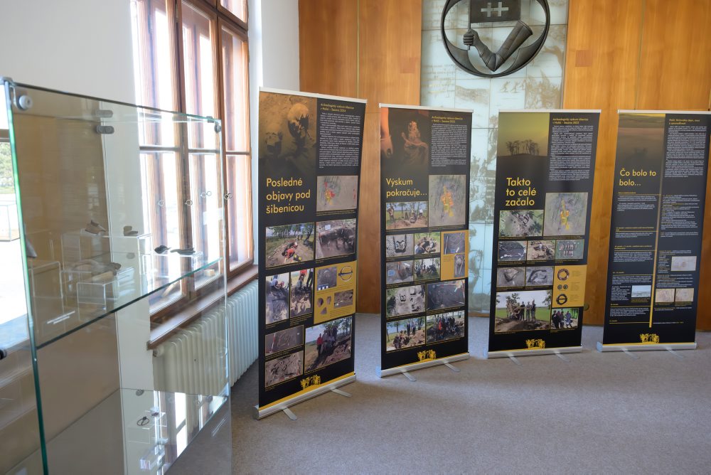Ponitrianske múzeum v Nitre pripravilo výstavu, ktorá predstavuje výsledky prvého archeologického výskumu historickej šibenice v Holíči s názvom Tí, ktorí zhrešili