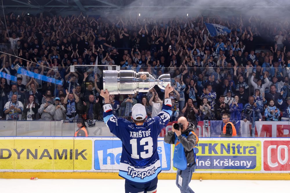 Radosť hokejistov Nitry po siedmom zápase finále play off Tipsport ligy proti Slovanu