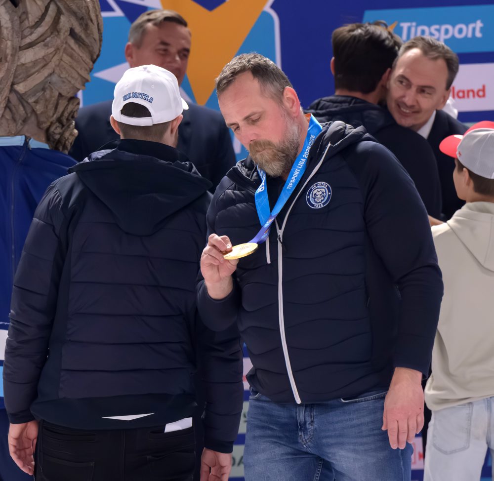 Radosť hokejistov Nitry po siedmom zápase finále play off Tipsport ligy proti Slovanu