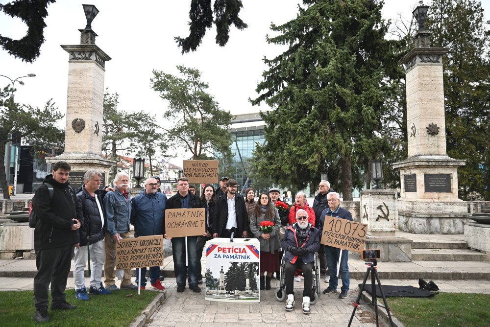 Tlačová konferencia petičiarov Za košický pamätník Sovietom vítajú prijatie zákona o vyššej ochrane pamätníkov 