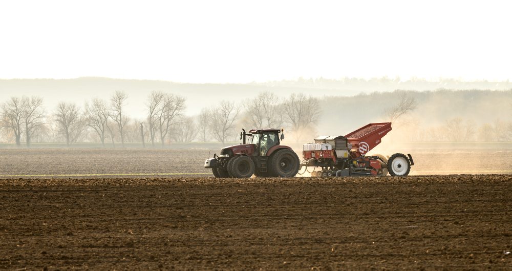 Obrábanie pôdy na poli v Janíkovciach